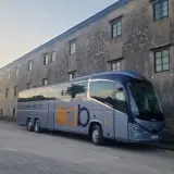 Autobús de Auto Andalucía Bus listo para circuitos por España para mayores de 55 años.