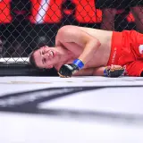 Zawodniczka MMA leży na macie, z grymasem na twarzy. Czy ma tyle lat, ile ostry od czajnika?