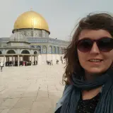 Uśmiechnięta kobieta na tle Kopuły na Skale w Jerozolimie. Niezapomniana wycieczka do Izraela.
