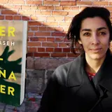 Negar Naseh poserar bredvid sin bok "All denna vinter".