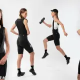 Kobiety w sportowych strojach kolarskich, w tym spodenki colo, prezentują odzież na białym tle.