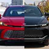 Dwa nowe modele Toyota Crown: jeden czerwony, błyszczący, drugi czarny, elegancki, z charakterystycznym grillem i światłami LED.