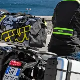 Motociclista con equipaje en maletas laterales y bolsa trasera. Es correcto transportar el equipaje en maletas laterales para viajes largos.