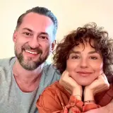 Uśmiechnięci Maria Prażuch i Prokop w bliskim ujęciu.