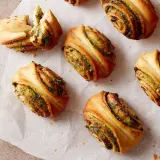 Köstliche Brötchen, perfekt um Pizzateig zu verwerten. Goldbraun gebacken, mit einer würzigen Füllung.