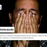 Uomo con le mani sul viso, coperto da un'ombra. Titolo: Psicosi transitoria acuta. Descrizione: disturbo mentale improvviso con illusioni e alterazione della lucidità.