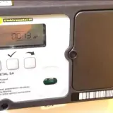 Cyfrowy licznik gazu Elektrometal SA z wskazaniem 0013 m³. Urządzenie posiada certyfikaty i numer seryjny.