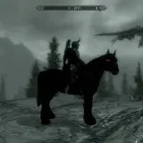 Mroczne bractwo Skyrim wyrusza na polowanie. Czarny koń z czerwonymi oczami i rycerz w zbroi pod osłoną mgły.