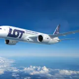 Boeing 787 Dreamliner LOT Polish Airlines, największy samolot pasażerski w Polsce, leci nad chmurami.