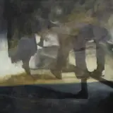 Mroczna, rozmyta scena z nogami ludzi, jakby uchwycona w ruchu. Obraz w stylu Konrada Wieniawy-Narkiewicza.