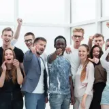 Grupa młodych ludzi z entuzjazmem pozuje do zdjęcia. Ich pozytywne emocje i okrzyki mogą być odzwierciedleniem dobrych **uniwersytet ekonomiczny w krakowie opinie**.