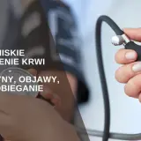 Niskie ciśnienie krwi: przyczyny, objawy, zapobieganie. Dłoń trzymająca pompkę ciśnieniomierza.