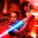 Gwiezdne Wojny Ostatni Jedi: Rey z mieczem świetlnym, Kylo Ren, Luke Skywalker i inni bohaterowie w ogniu walki.
