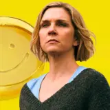 Kim Wexler w nowym serialu twórców Breaking Bad. Uśmiechnięta buźka na żółtym tle.