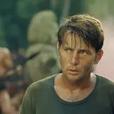 Martin Sheen w "Czas apokalipsy" obsada. Zmęczony żołnierz w dżungli, w tle inni żołnierze.
