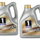 Dwa litrowe kanistry oleju Mobil 1 0W-40 do silników benzynowych i diesla. Idealny do utrzymania silnika w doskonałej kondycji.