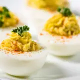 Œufs mayonnaise garnis de persil frais et saupoudrés de paprika. Un délice pour les yeux et les papilles.