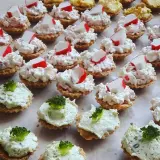 Pyszne babeczki na słono z farszem z paluszków krabowych i brokułami. Idealne na imprezę!