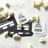 Jak kupić bilety do kina? Na zdjęciu bilety do kina i popcorn.