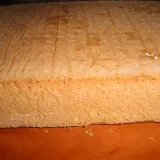Puszysty biszkopt na dużą blachę, idealny do tortów i deserów. Przepis na puszysty biszkopt na dużą blachę.