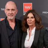 Pastora Vega y su pareja actual, sonrientes ante las cámaras en un evento.