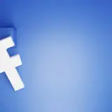 Biała litera "f" na niebieskim tle, symbolizuje Facebooka. Dowiedz się, jak odzyskać konto na FB, gdy je stracisz.