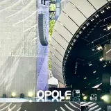 Scena koncertowa z napisem "OPOLE", oświetleniem i konstrukcją dźwiękową.