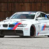 Weißer BMW M3 GT2 Rennwagen mit roten Akzenten und der Startnummer 1.