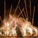 Espectacular castillo de fuegos artificiales ilumina la noche en la feria de julio de Valencia, creando un ambiente festivo y mágico.