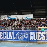 Tryb kibicowania na meczu, gdzie rankingi ŁKS Łódź – Ruch Chorzów budzą emocje. Fani z transparentem "SPECIAL GUEST" dopingują swoich.
