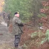 Myśliwi w lesie, przygotowujący się do polowania. Jak dowiedzieć się gdzie jest polowanie lub myśliwy? Obserwuj ich w lesie.