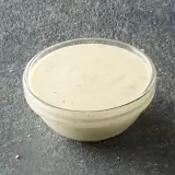 Jakie sosy do pizzy wybrać, by podkręcić smak ulubionej potrawy?