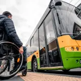 Czy opiekun osoby niepełnosprawnej płaci za bilet autobusowy? Sprawdź ulgi