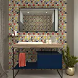 Un bagno moderno con un lavabo su un mobile blu scuro, incorniciato da un vivace **boxer mosaico** che riveste la parete.