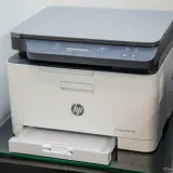 Biała drukarka HP Color Laser MFP 178nw. Zapomniałeś hasła? Sprawdź, jak odzyskać hasło do drukarki HP.