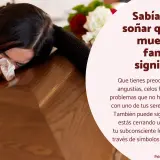 Mujer llorando sobre un ataúd. Soñar que se muere un familiar puede indicar preocupaciones o el cierre de una etapa.