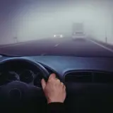 Conduciendo en carretera con poca visibilidad por niebla. Hay poca visibilidad por niebla, ¿qué debe hacer? Reducir velocidad y usar luces antiniebla.