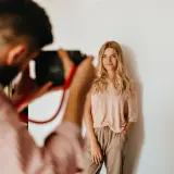 Fotografia kobieca w rytmie ruchu – jak uchwycić dynamiczne kadry z charakterem