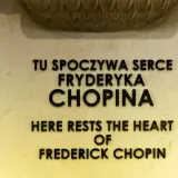 Tu spoczywa serce Chopina. Napis na pomniku upamiętniającym miejsce pochówku serca Fryderyka Chopina.