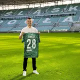 Piłkarz z koszulką "Sobota 28" na tle stadionu. To jeden z nowych śląsk wrocław transfery.