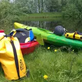 Przygotowanie do wyprawy: kajaki, żółta torba wodoodporna, kask i plecak to podstawa, co zabrać na kajaki.