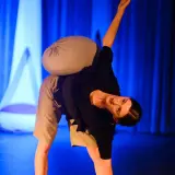Tancerka z poduszką na plecach na scenie Teatru Małego w Tychach. Sprawdź repertuar!