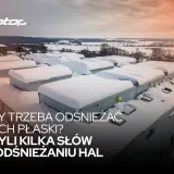 Zasypany śniegiem dom z płaskim dachem, który może być tańszy w budowie. Czy trzeba odśnieżać dach płaski?