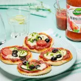 Pizzerinki z gotowego ciasta do pizzy, z sosem Łowicz i świeżymi dodatkami. Idealne na szybką przekąskę.