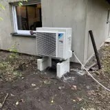 Nowe pompy powietrzne Daikin zamontowane na zewnątrz budynku.