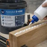 Nakładanie kleju do drewna wodoodpornego Kestokol D 4000 na drewniany element.