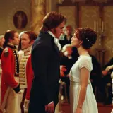 Ett par möts under en bal, klädda i tidstypiska kläder. Scenen är hämtad från en av de klassiska brittiska kostymdrama serier.