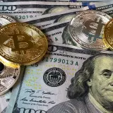 Złote i srebrne monety z symbolem Bitcoina leżą na banknotach dolarowych. Czy to przyszłość płatności w kantorze Santander Bank?