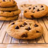 Délicieux cookies aux pépites de chocolat, comme ceux de Cyril Lignac, refroidissant sur une grille.