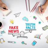 Waga z napisem "Fake News" i "Truth Facts" ilustruje objawy słabego researchu w powieściach. Dwie ręce piszą, otoczone symbolami informacji.